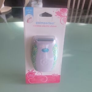 Clio Palmperfect Shaver in White and Green